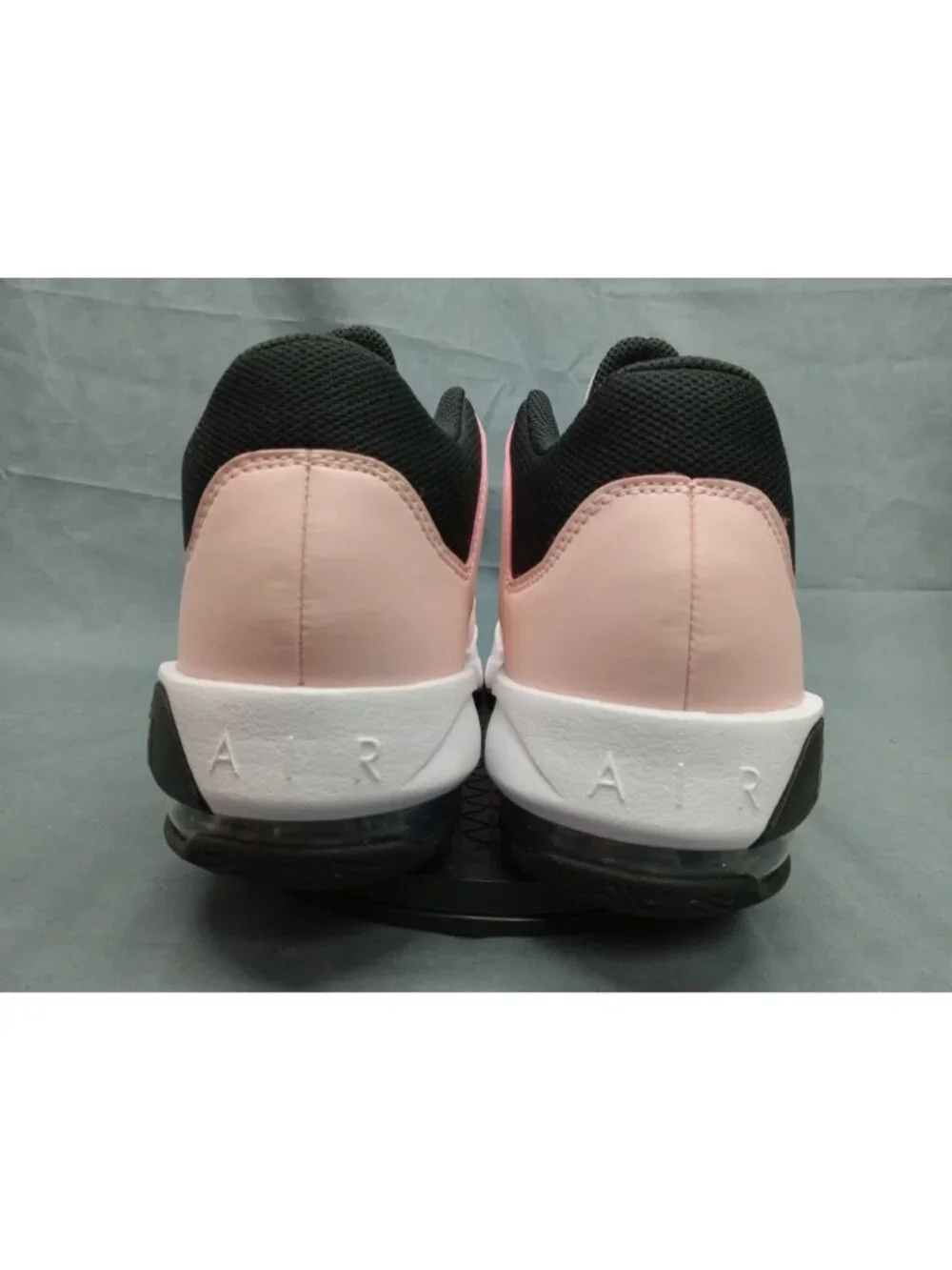Nike Jordan Max Aura 3 (GS) White Atmosphere Infared 23 Boys Size 6 FLOOR MODEL!
